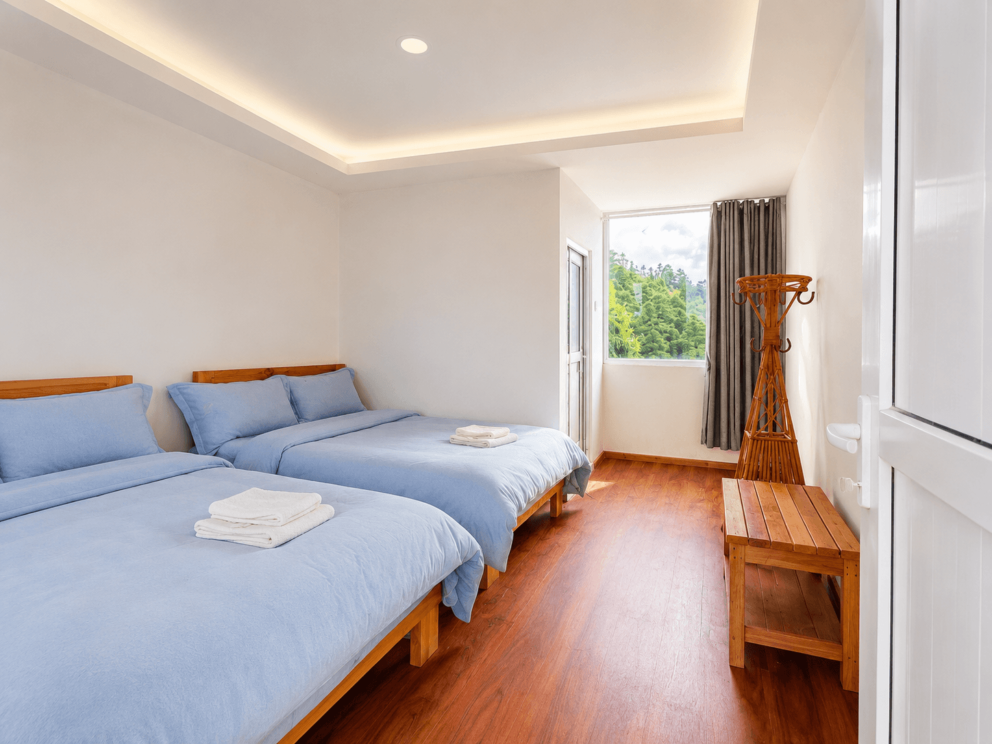 Twin bed room with blue bedding