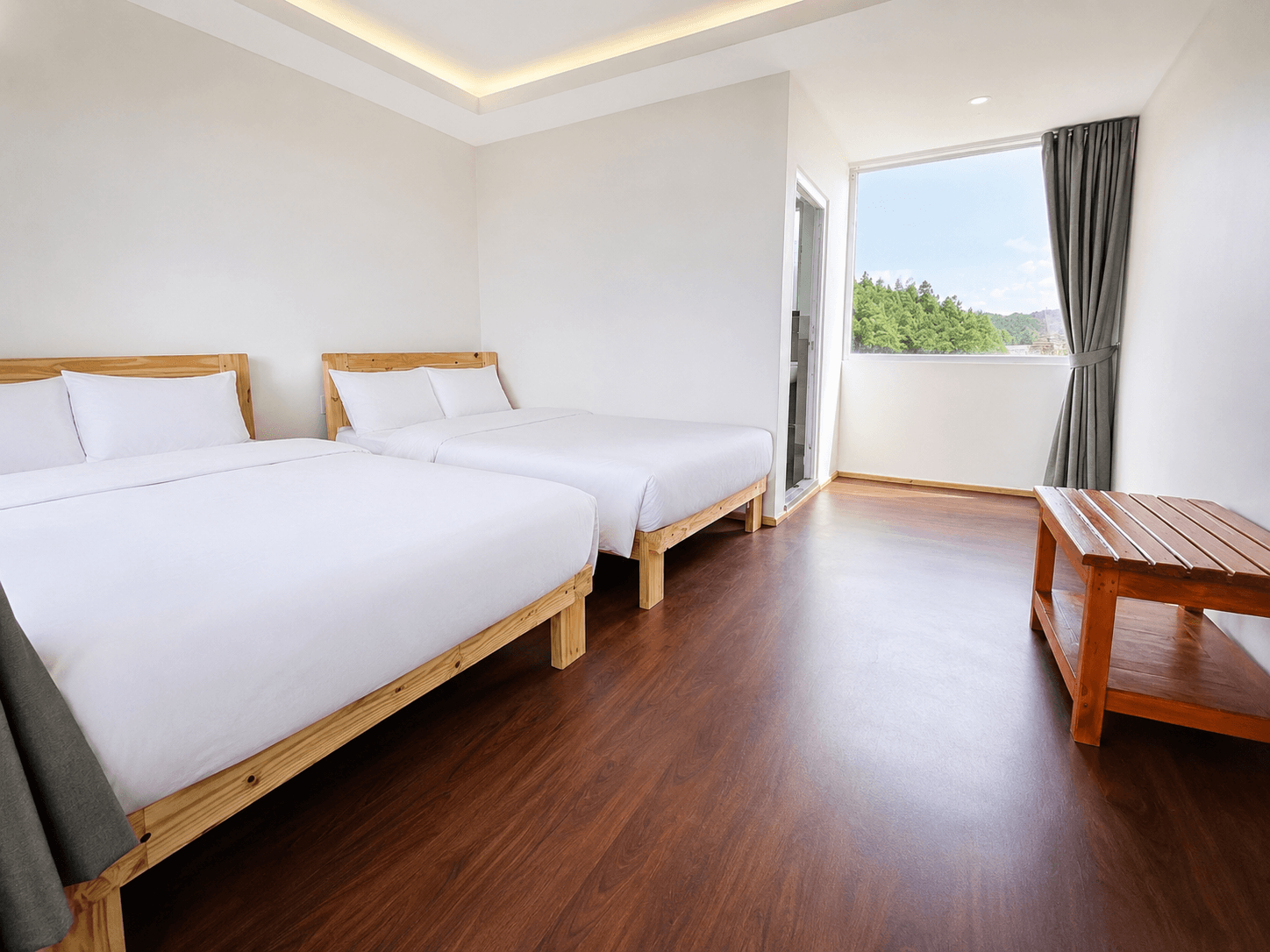 Twin bed room with white bedding